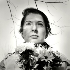 Marina Abramovic, Portrait with Flowers, 2009, Black-and-white gelatin silver print; photographie de Marco Anelli.